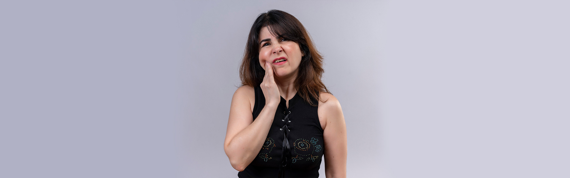 Girl with a teeth pain